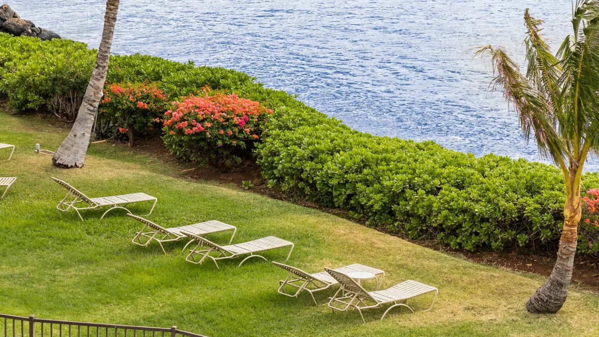 Oceanfront Condo With Heated Pool Hot Tub & Lanai Wailuku