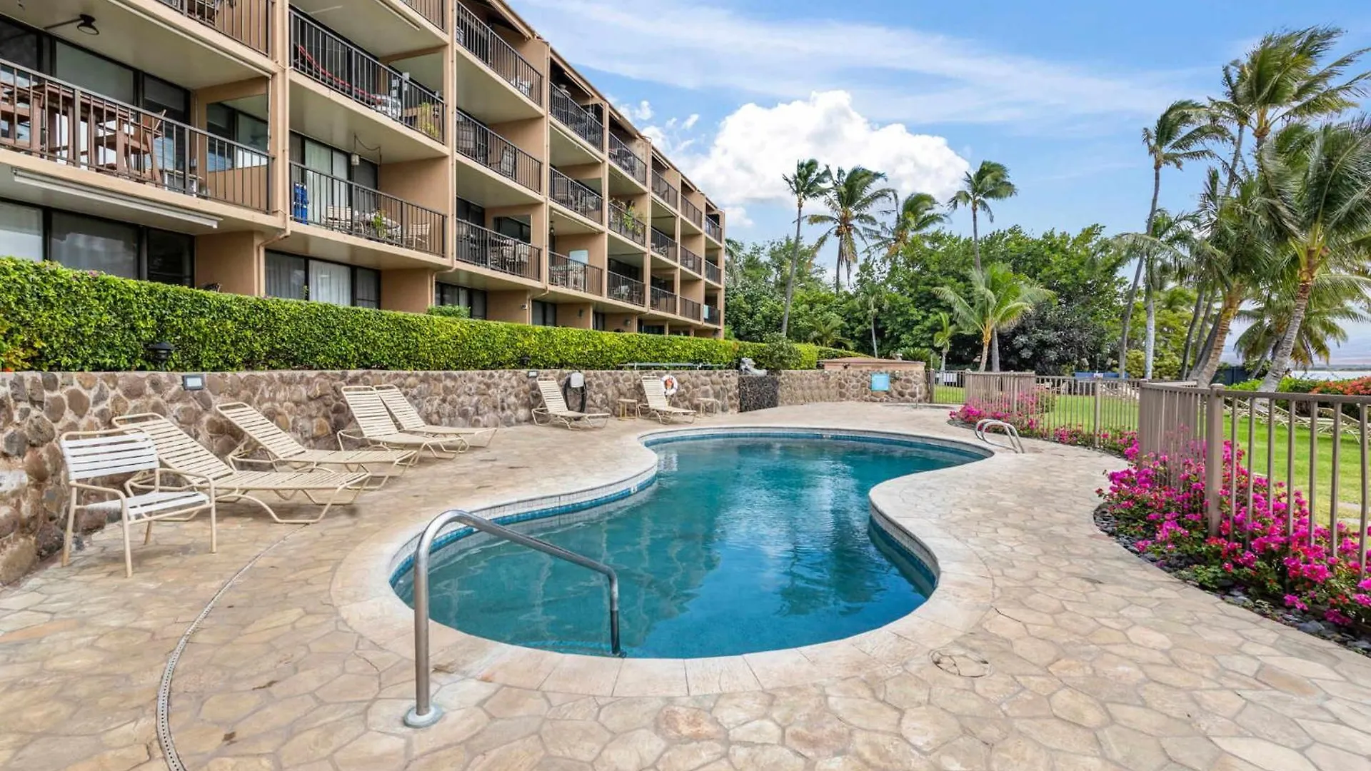 Oceanfront Condo With Heated Pool Hot Tub & Lanai Wailuku