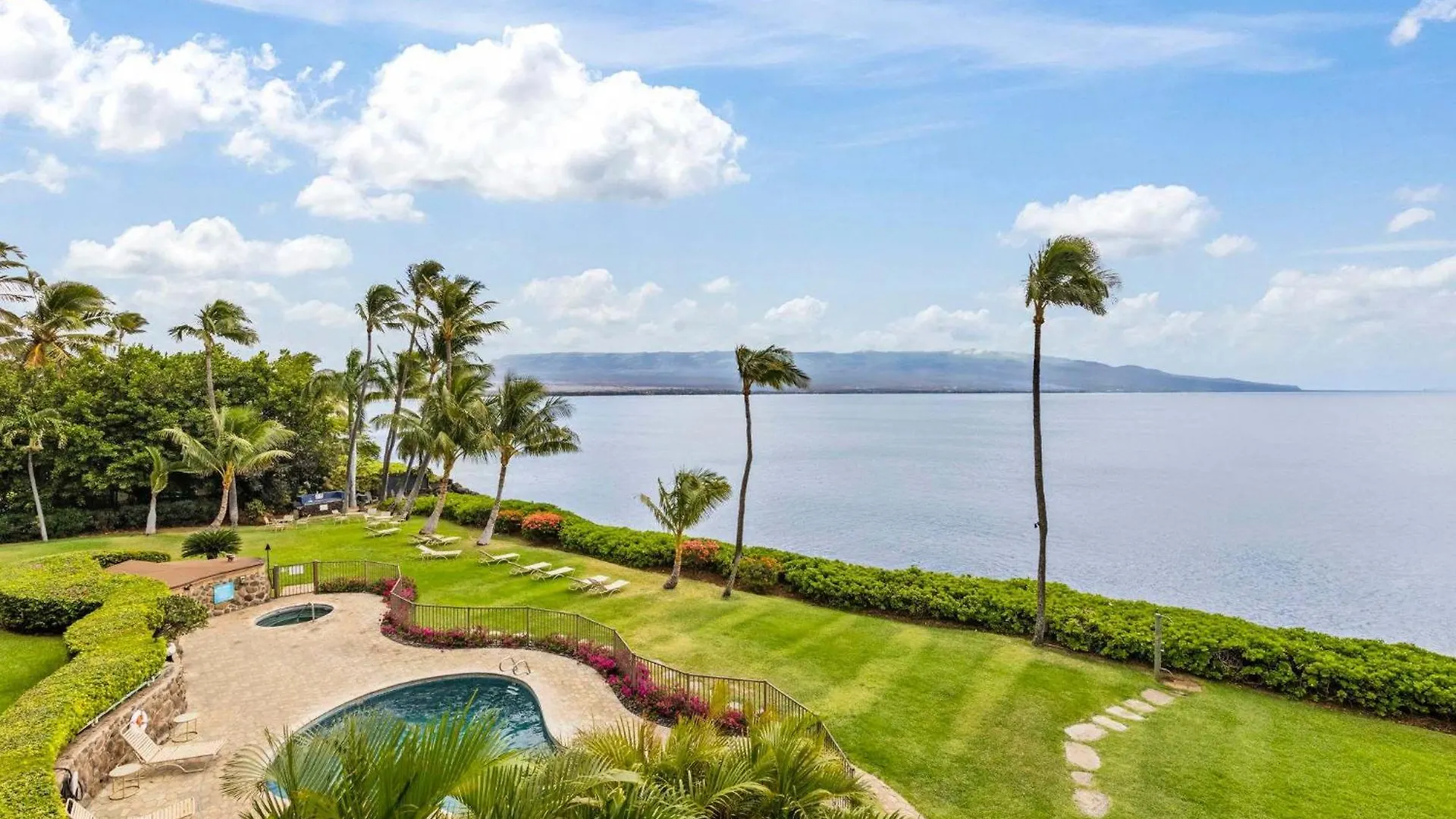 Holiday home Oceanfront Condo With Heated Pool Hot Tub & Lanai Wailuku